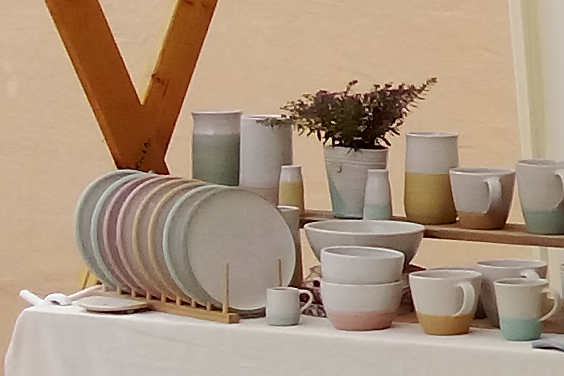 Auf dem Töpfermarkt werden Waren von Winterstein Keramik ausgestellt